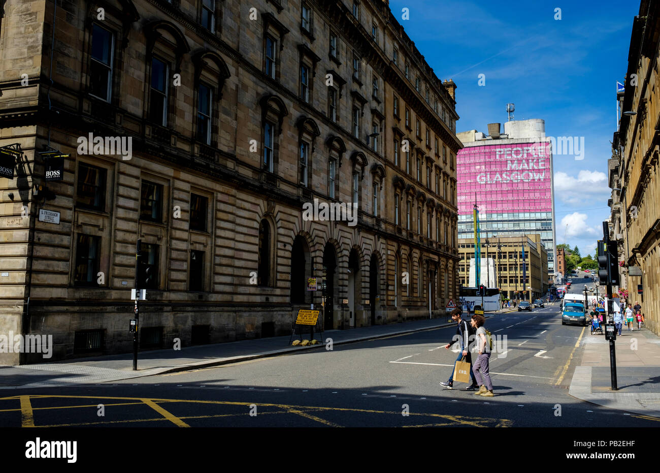 Ricerca di South Frederick Street, Glasgow Scozia verso George Square e il 'Le persone fanno Glasgow' segno il Collegio di Glasgow Foto Stock