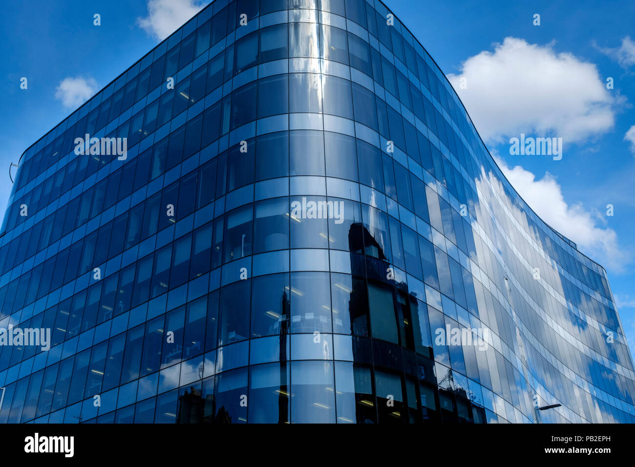 Gli edifici di vecchia costruzione riflessa in un vetro nuovo edificio con la facciata in Queen Street, Glasgow, Scozia Foto Stock