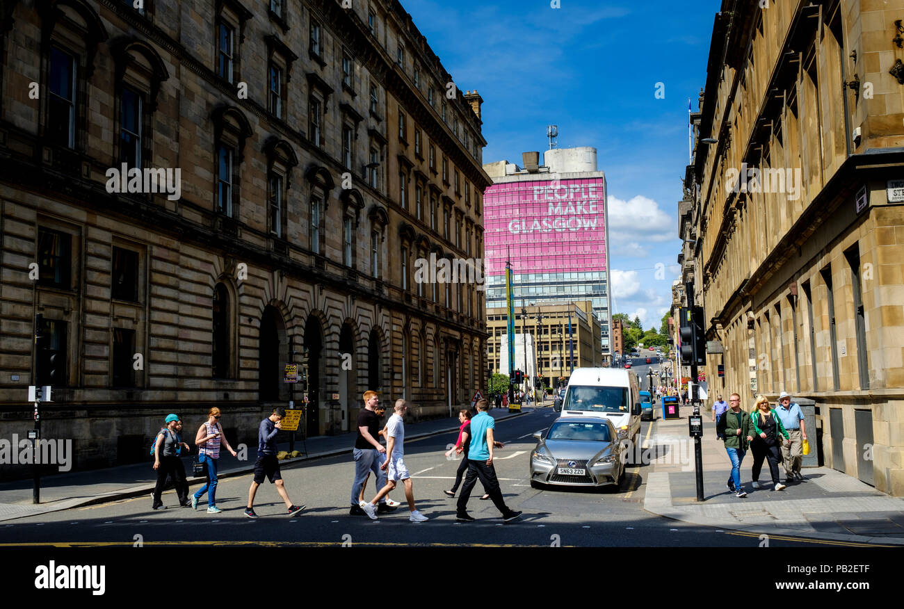 Ricerca di South Frederick Street, Glasgow Scozia verso George Square e il 'Le persone fanno Glasgow' segno il Collegio di Glasgow Foto Stock
