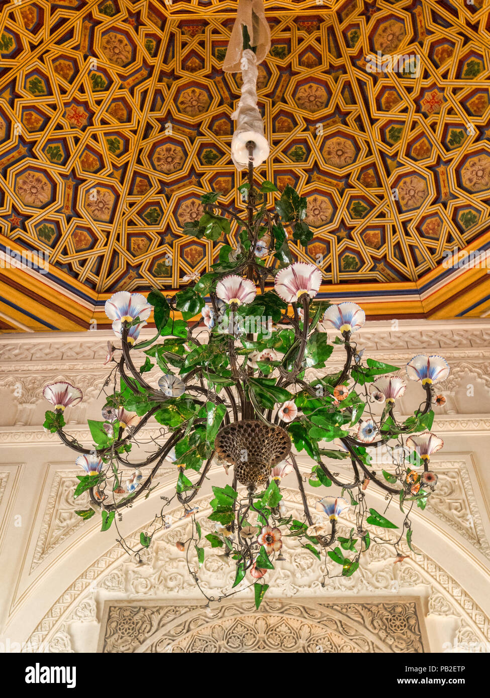 4 Marzo 2018: Sintra, Portogallo - un lampadario beautufl in una gloria di mattina il design in pena Palace. Foto Stock