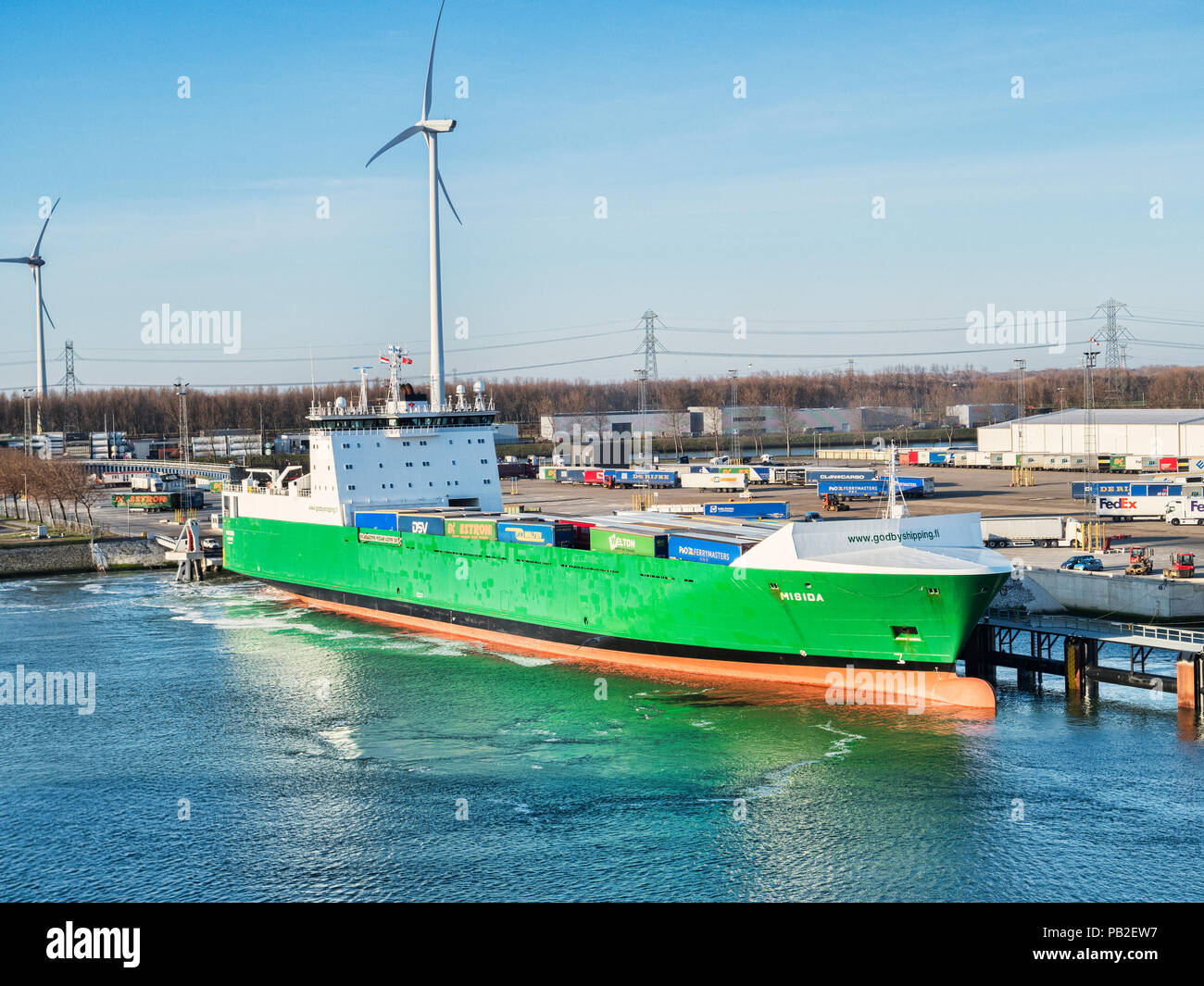 6 Aprile 2018: Rotterdam, Paesi Bassi - Godby ro-ro cargo Misida al porto di Rotterdam in una luminosa mattina di primavera con cielo blu chiaro. Foto Stock