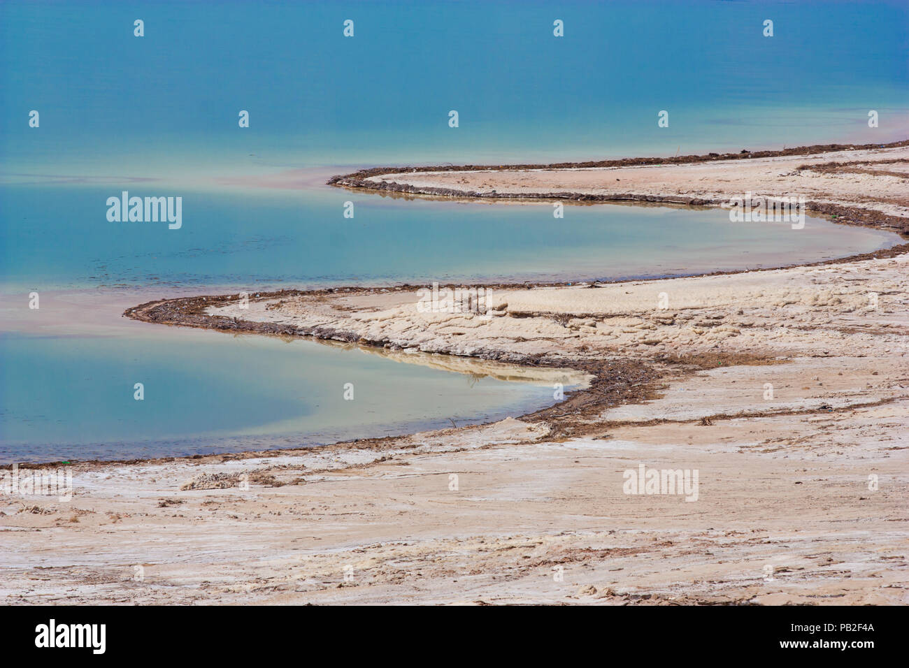 Il Mar Morto, la Giordania - la Giordania lato del Mar Morto offre un molto wilder e colorata vista lago, con golden waterpools e turchesi dei litorali Foto Stock