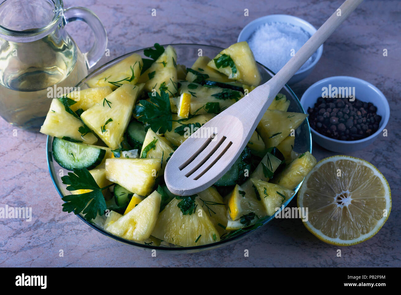 Un piatto di deliziosa insalata estiva di ananas e cetriolo close-up. Il concetto di mangiare sano. Prodotti ecologici Foto Stock