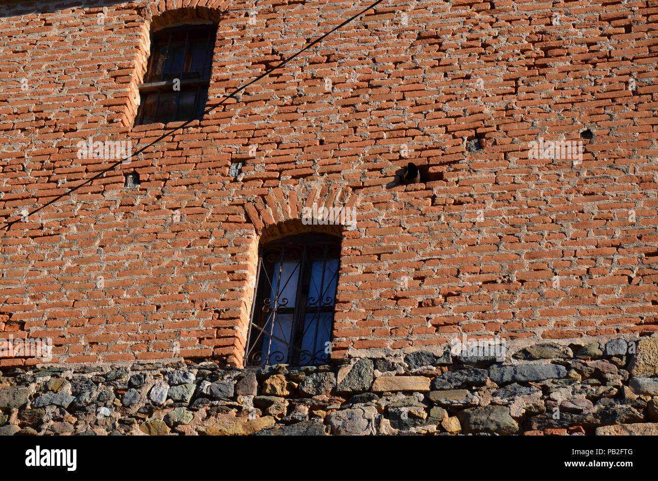 Vintage muro di mattoni in un piccolo villaggio nella campagna Foto Stock