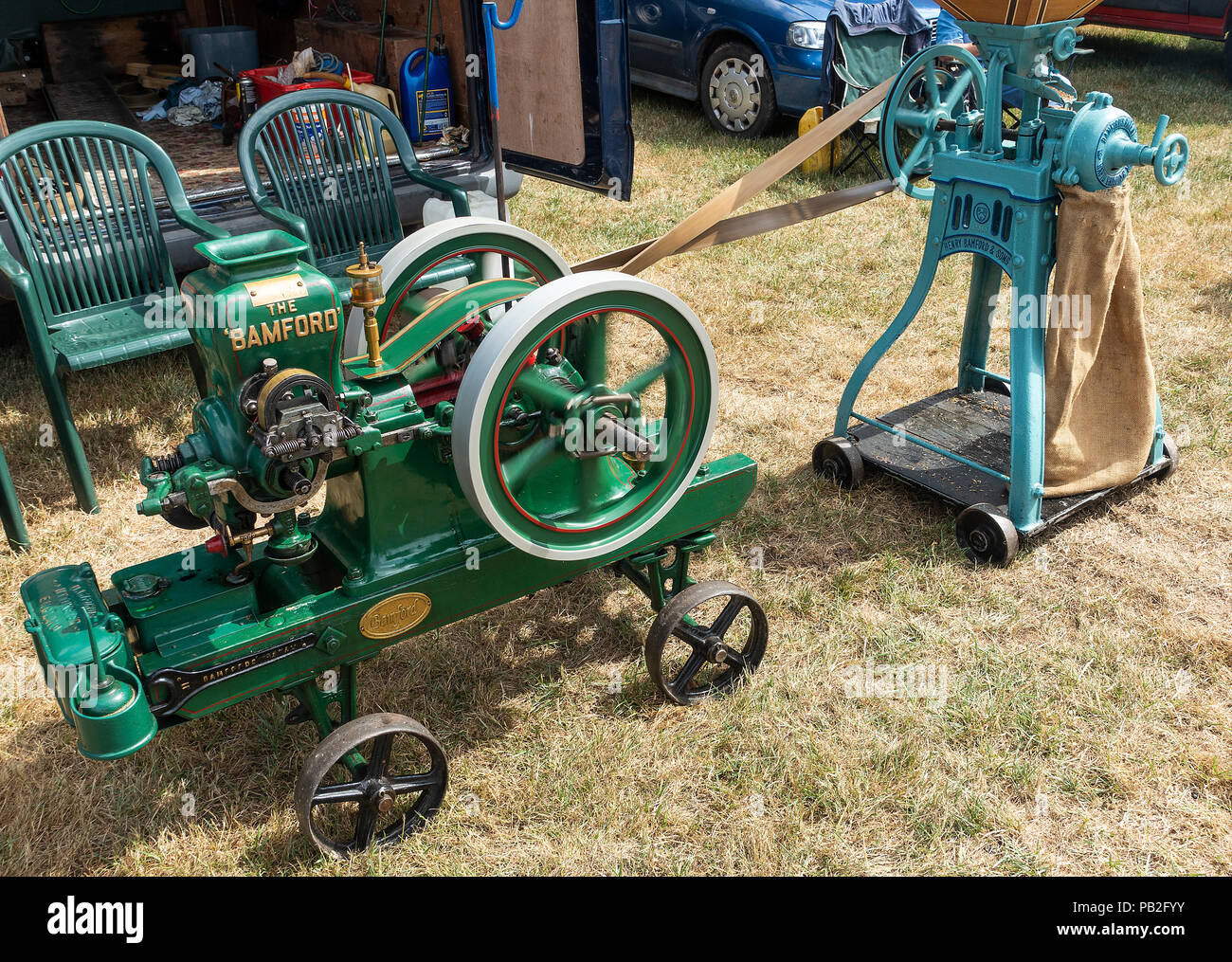 Un portatile di Bamford motore utilizzato per il pilotaggio di un rapido agricola Macchina rettificatrice a Nantwich mostrano Cheshire England Regno Unito Regno Unito Foto Stock