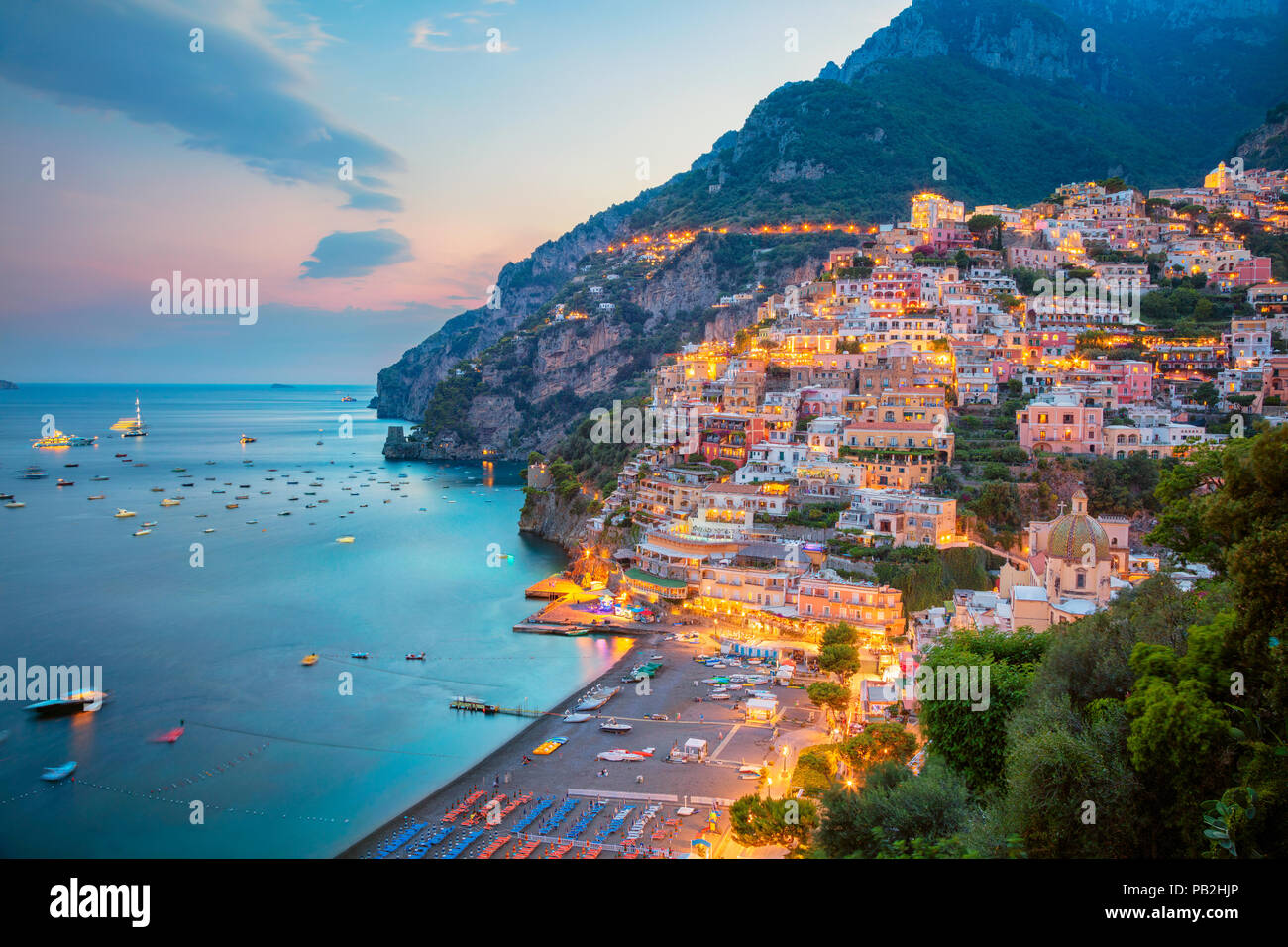 Positano. Immagine aerea della famosa città di Positano si trova sulla Costiera Amalfitana, Italia durante il tramonto. Foto Stock