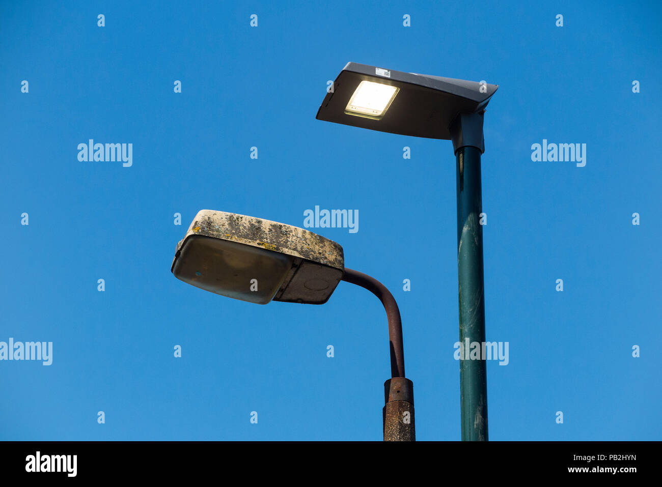Via lampada testa / Luce / luci / lampade di una vecchia tecnologia di sodio (sinistra) che sono in procinto di essere sostituito da led / LED (a destra). (100) Foto Stock