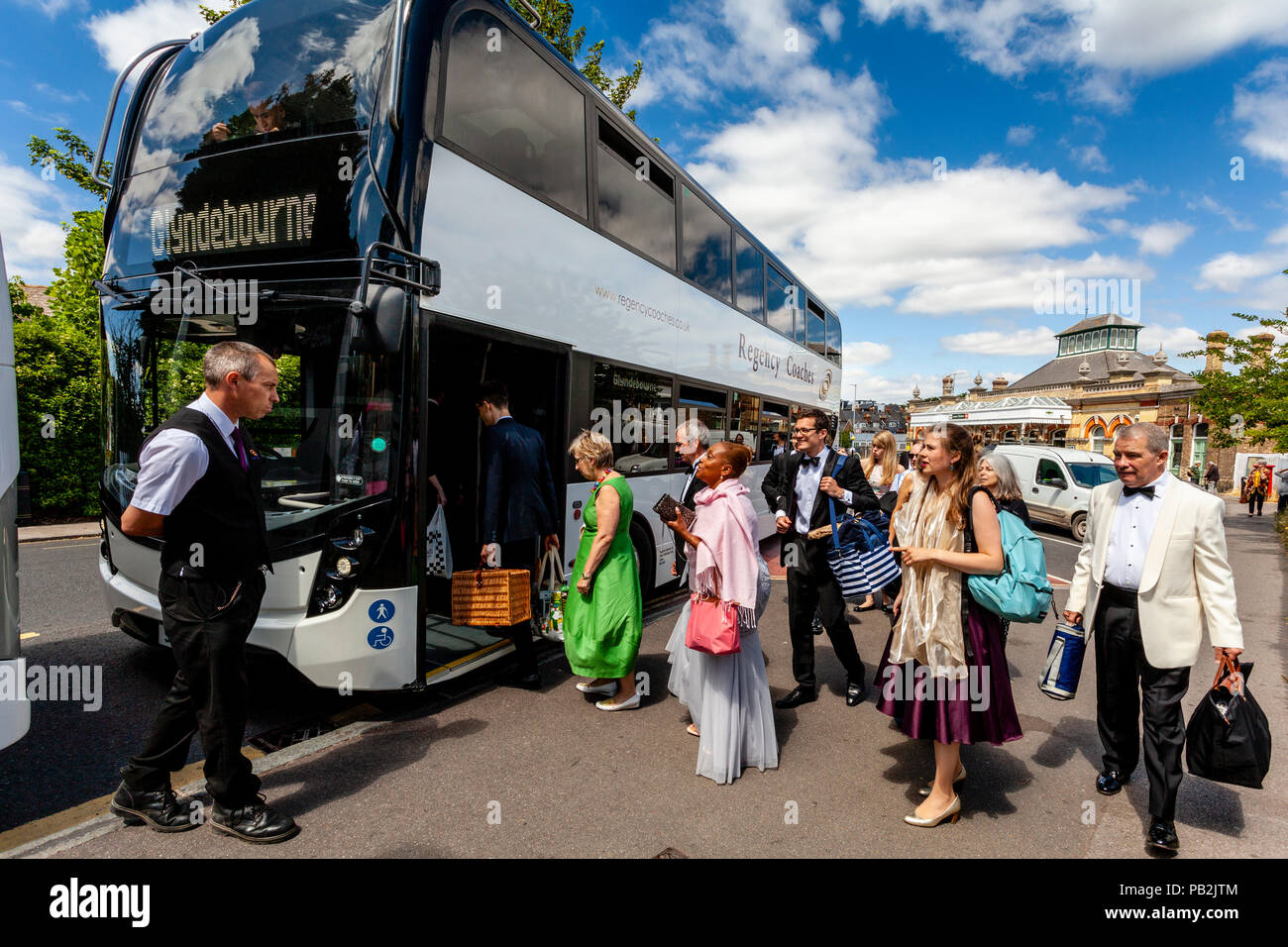 Appassionati di Opera arrivano nel Sussex città di Lewes in rotta verso il vicino teatro dell'opera Glyndebourne, Lewes, Sussex, Regno Unito Foto Stock
