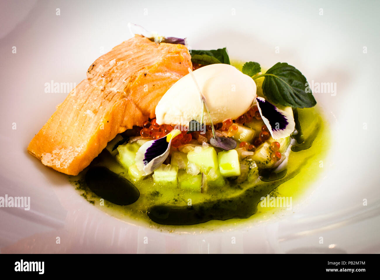 Piatto di Laszlo Papdi dell'Hotel Lenkerhof, Lenk, Svizzera. Trota di salmone di Zweisammen con gelato al mascarpone, uova di trota di mare, ragù di cetriolo, brodo di cetriolo, olio di lime d'oliva Foto Stock
