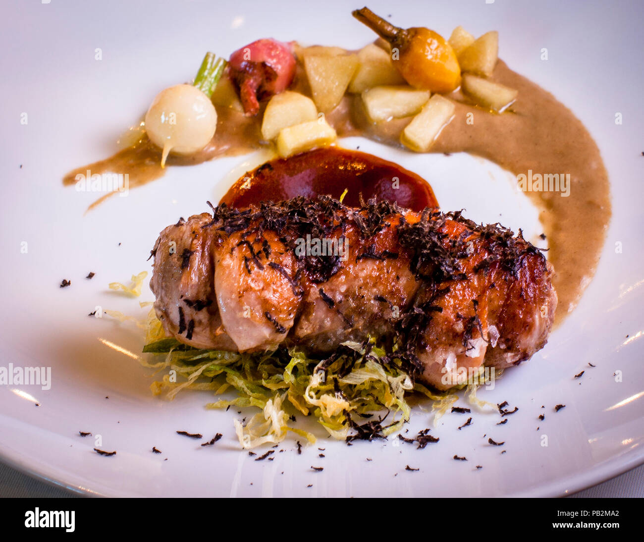 Piatto di Laszlo Papdi dell'Hotel Lenkerhof, Lenk, Svizzera. Quaglia con crema di funghi porcini, mela caramellata con calvados, paglia di porro Foto Stock