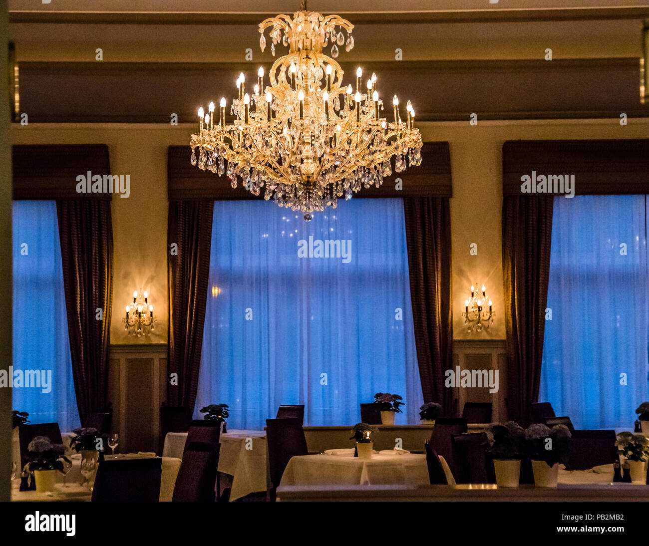 Hotel Cresta Palace, Celerina, Svizzera. Cena sotto i lampadari di Swarowski Foto Stock