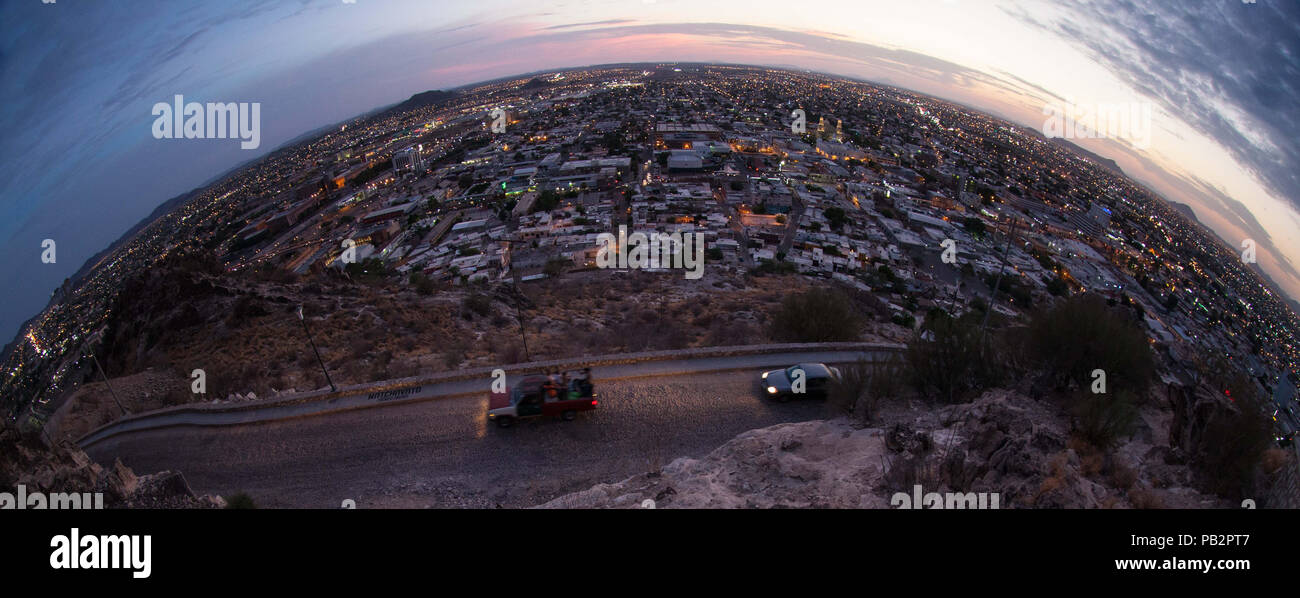 Vista panoramica di Hermosillo al crepuscolo, capitale dello Stato di Sonora Messico. fish eye optics Foto Stock