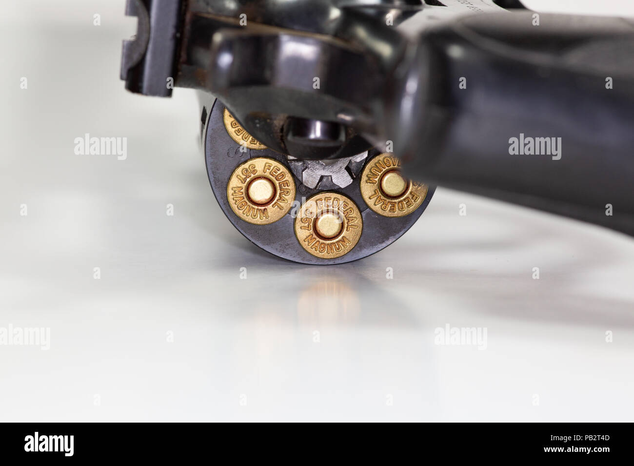 Un 357 Magnum pistola e proiettili su un tavolo Foto Stock