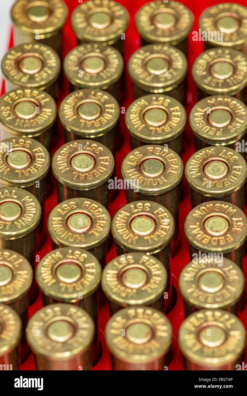 Magnum 357 Bullets posa su un contatore di bianco Foto Stock