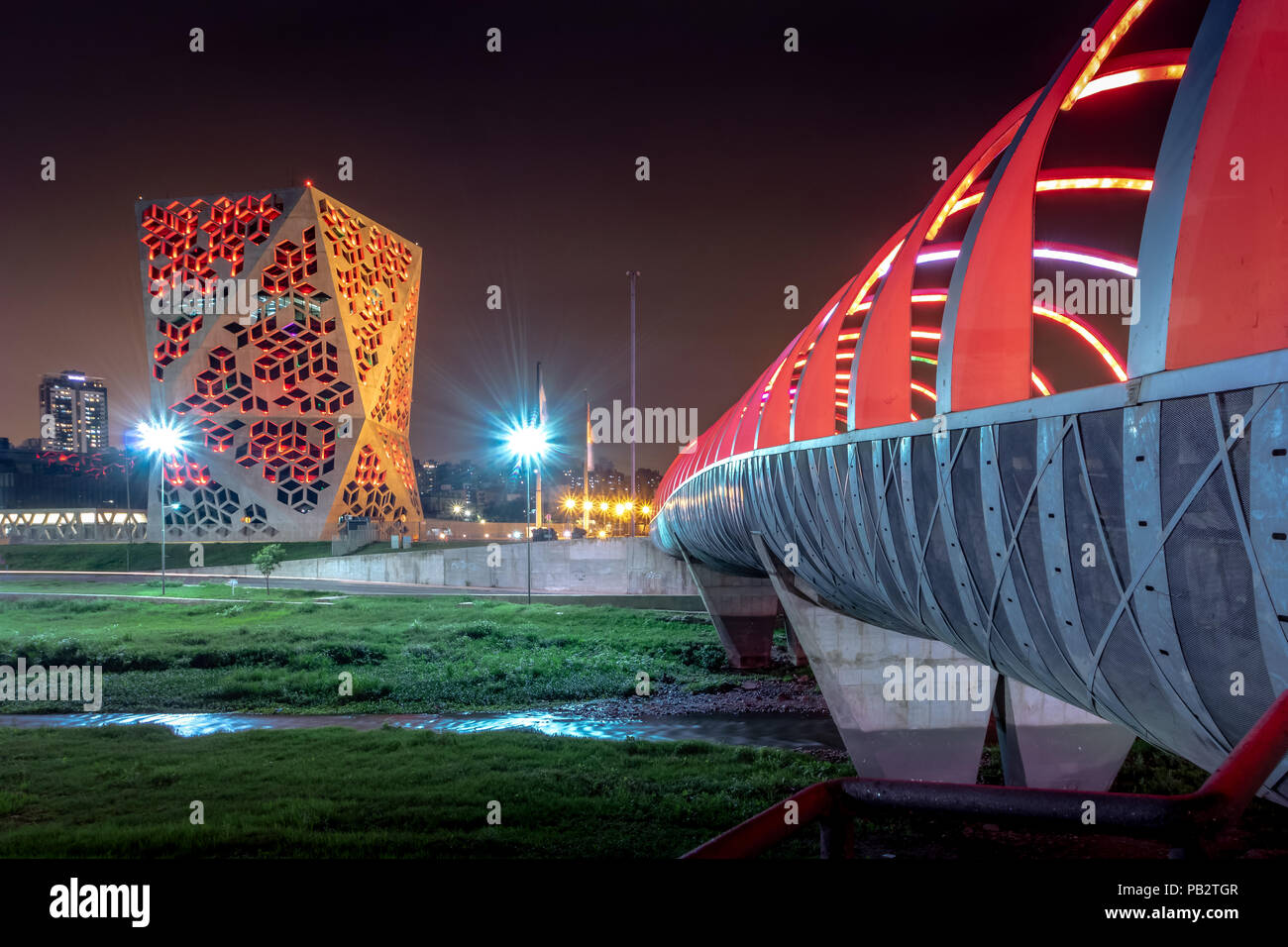 Centro Cívico del Bicentenario (Bicentenario Centro Civico) e Ponte Bicentenario di notte, in provincia di Cordoba di governo - Cordoba, Argentina Foto Stock