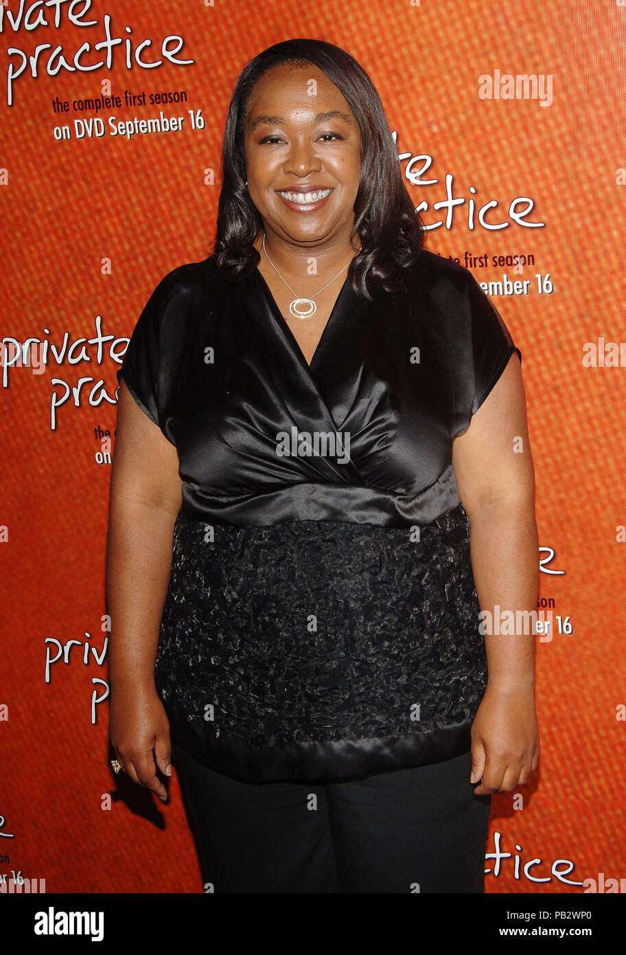 Shondra Rhimes ( creatore - exc. produttore )- pratica privata DVD Release Party a Hollywood Roosevelt Hotel di Los Angeles. tre quarti il contatto visivo smileRhimesShondra 47 Red Carpet Event, verticale, STATI UNITI D'AMERICA, industria cinematografica, celebrità, fotografia, Bestof, arte cultura e intrattenimento, Topix celebrità moda / Verticale, meglio di, evento nella vita di Hollywood - California, moquette rossa e dietro le quinte, USA, industria cinematografica, celebrità, movie celebrità, personaggi televisivi, musica celebrità, fotografia, Bestof, arte cultura e intrattenimento, Topix, verticale, una persona, da anni , 2006 Foto Stock