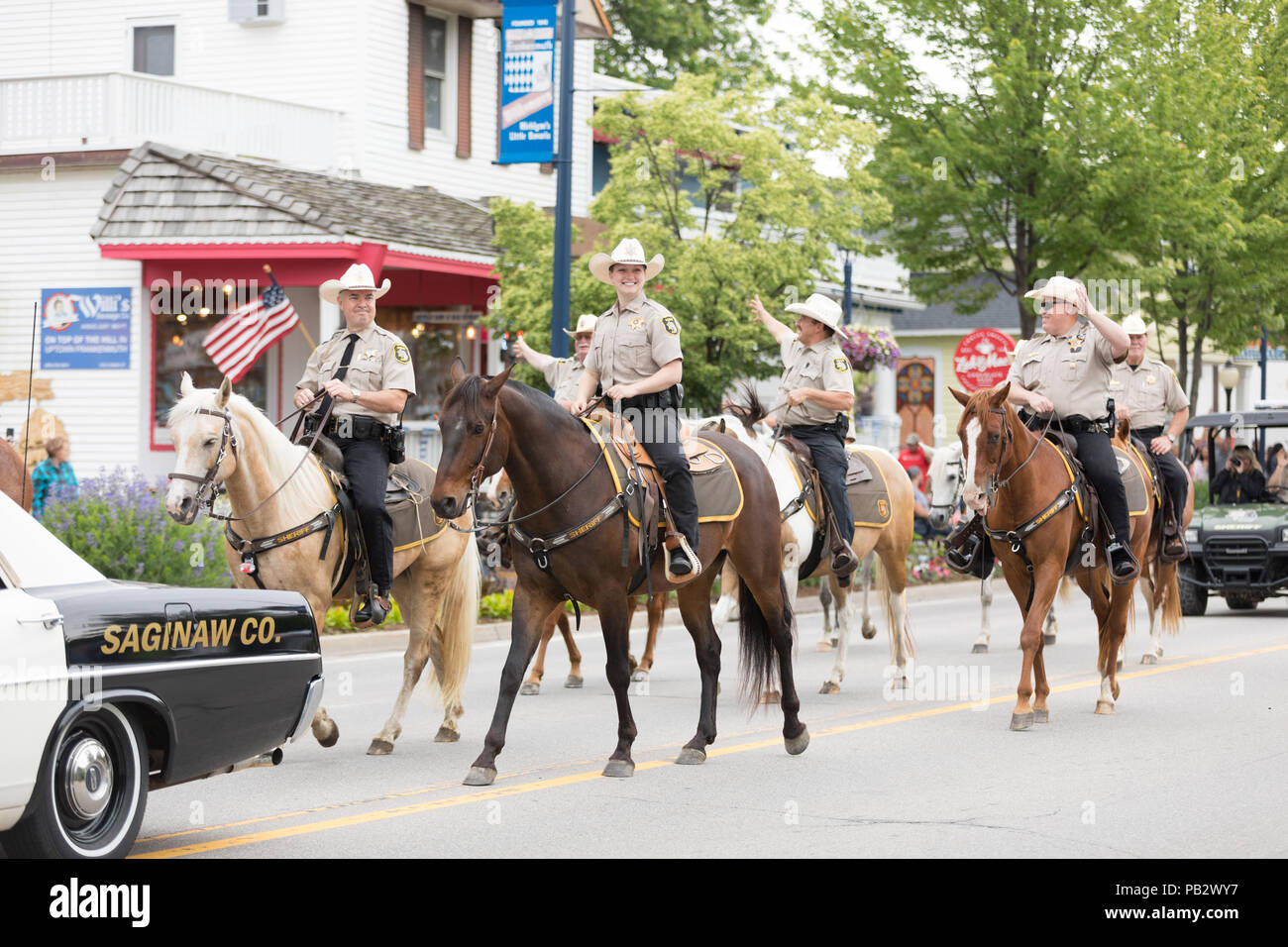 Frankenmuth, Michigan, Stati Uniti d'America - 10 giugno 2018 funzionari di polizia da Saginaw County a cavallo presso il Festival bavarese Parade. Foto Stock