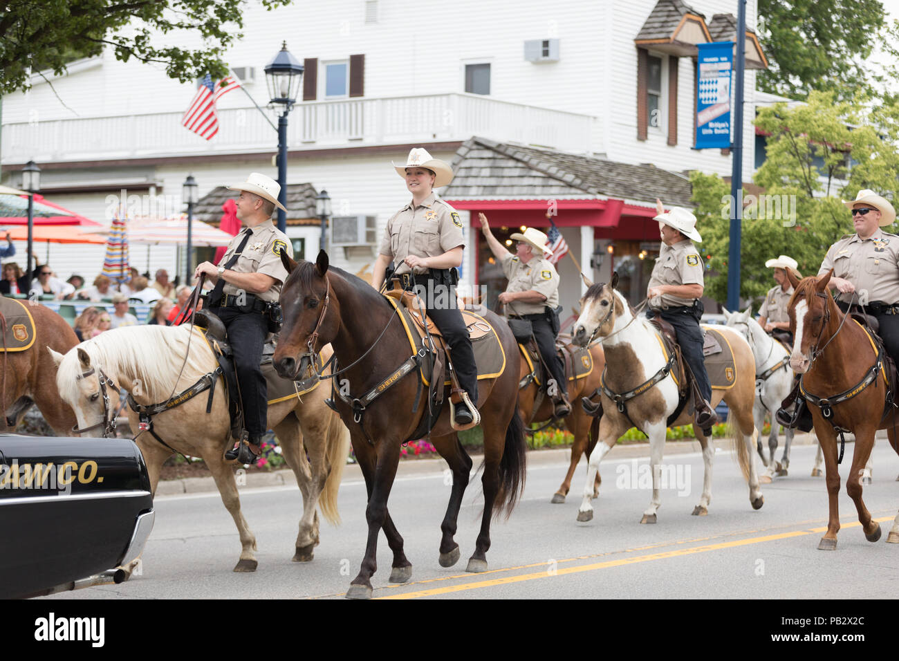 Frankenmuth, Michigan, Stati Uniti d'America - 10 giugno 2018 funzionari di polizia da Saginaw County a cavallo presso il Festival bavarese Parade. Foto Stock