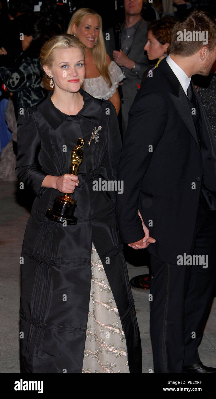 Reese Witherspoon e Ryan Phillippe arrivando al Vanity Fair party per la 78Accademia annuale dei premi al Morton's marzo 5th, 2006. WitherspoonReese PhillippeRyan337 Red Carpet Event, verticale, STATI UNITI D'AMERICA, industria cinematografica, celebrità, fotografia, Bestof, arte cultura e intrattenimento, Topix celebrità moda / Verticale, meglio di, evento nella vita di Hollywood - California, moquette rossa e dietro le quinte, USA, industria cinematografica, celebrità, movie celebrità, personaggi televisivi, musica celebrità, fotografia, Bestof, arte cultura e intrattenimento, Topix, verticale, una persona, da anni , 2006 al 2009, ho Foto Stock