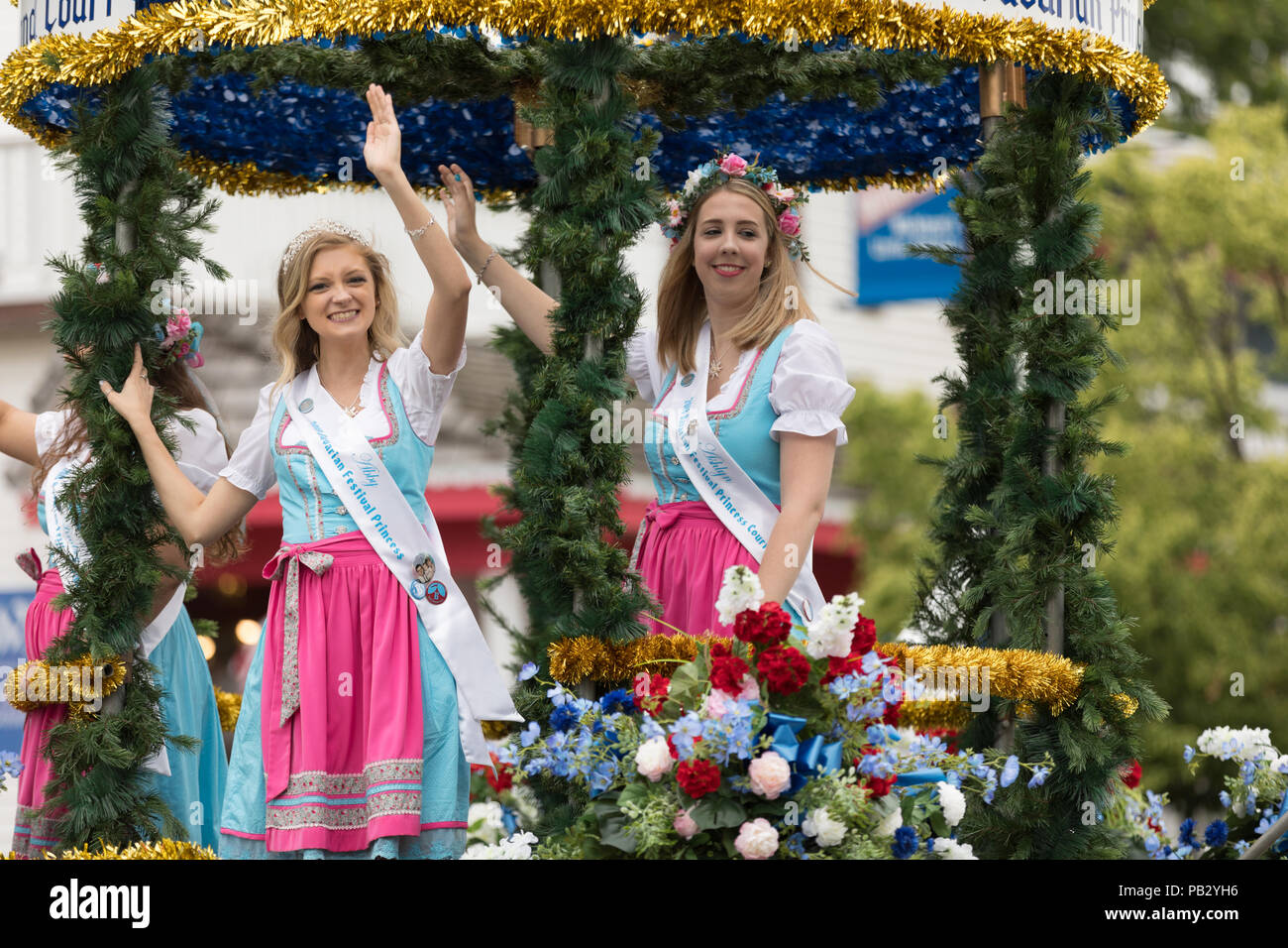 Frankenmuth, Michigan, Stati Uniti d'America - 10 giugno 2018 la principessa Bravarian e corte cacciato su un galleggiante circondata da fiori e indossando il tradizionale tedesco cl Foto Stock