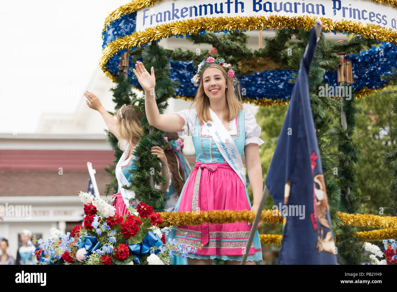 Frankenmuth, Michigan, Stati Uniti d'America - 10 giugno 2018 la principessa Bravarian e corte cacciato su un galleggiante circondata da fiori e indossando il tradizionale tedesco cl Foto Stock