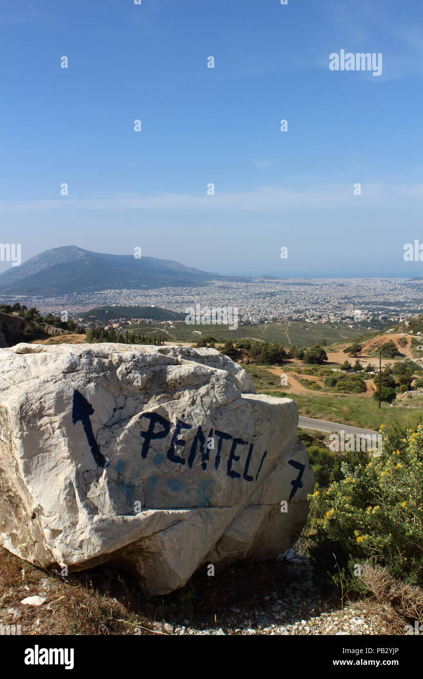 Vista di Atene da Pentelis montagna, Attica, Grecia Foto Stock