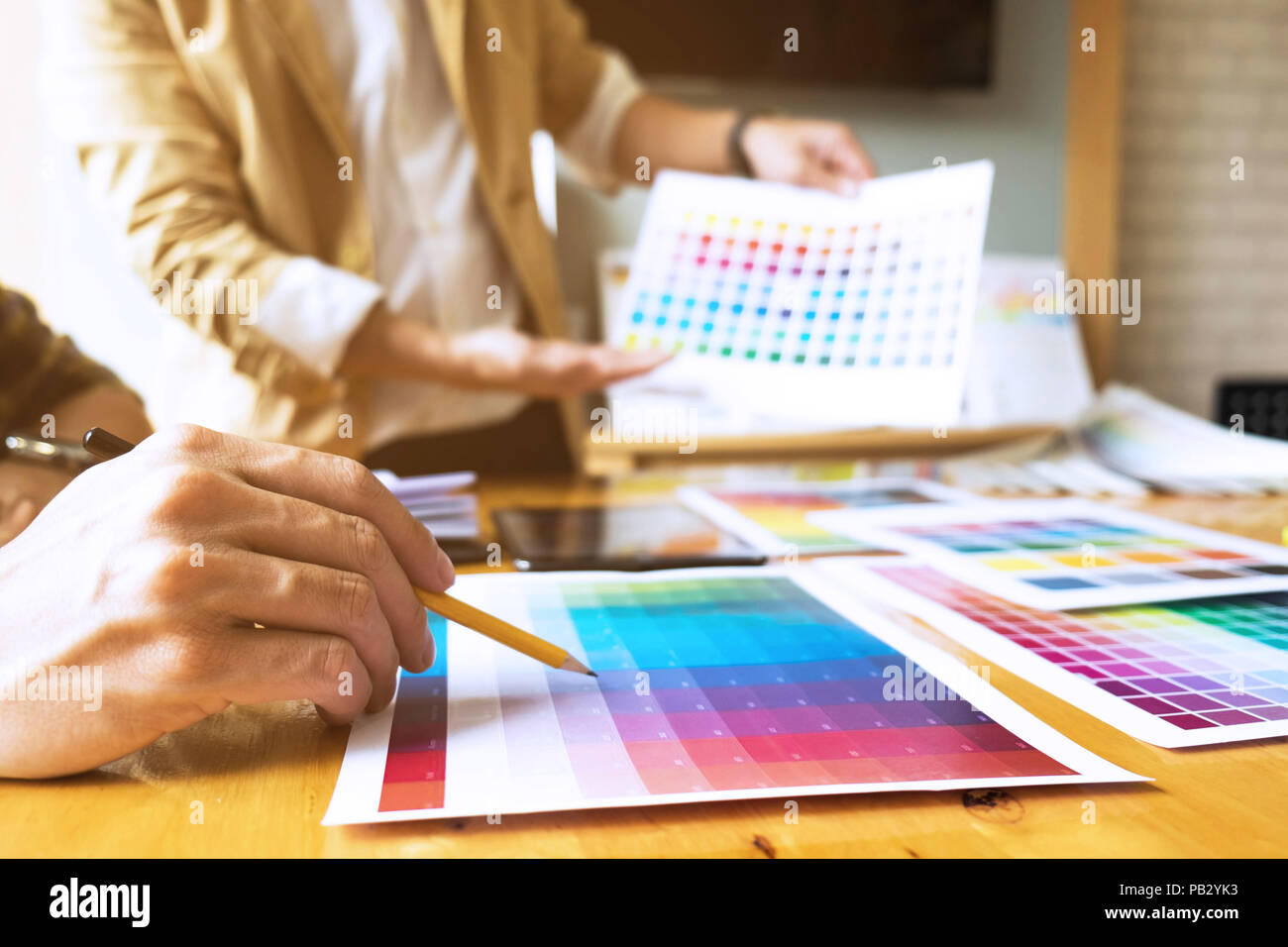 Graphic Designer presentano colori dalla palette dei colori per i loro amici e per il design creativo di idee e progetti creativi di graphic designer. Foto Stock