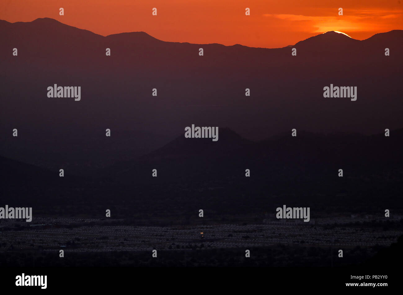 Imagen del sol ocultándose esta tarde en el Poniente de Hermosillo. La capital de Sonora registro hoy n.a. sensación de 51°C alrededor de las las 4pm Foto Stock