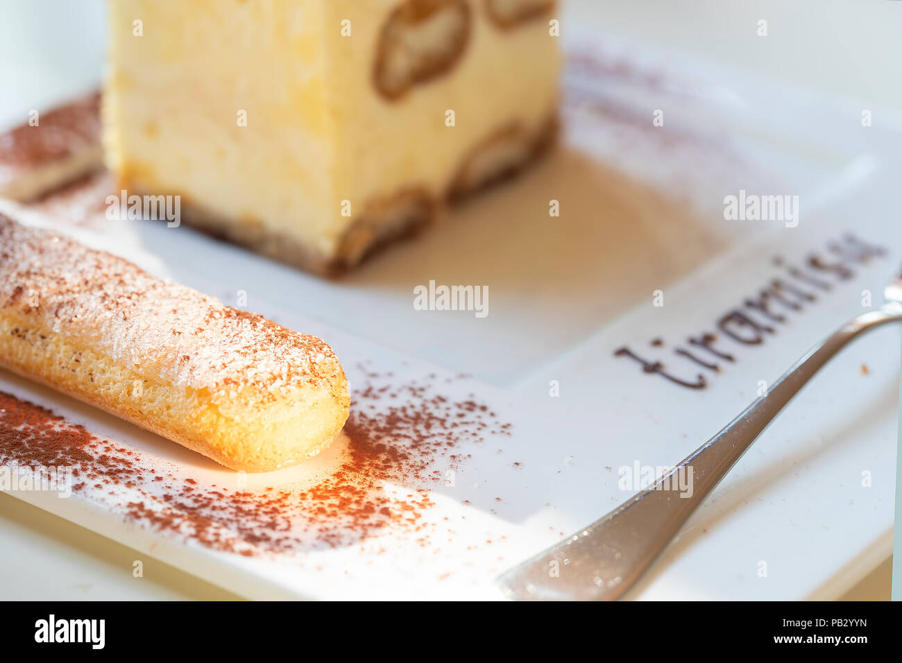 Tiramisù tradizionale dessert italiano su una piastra bianca. Close up. Foto Stock