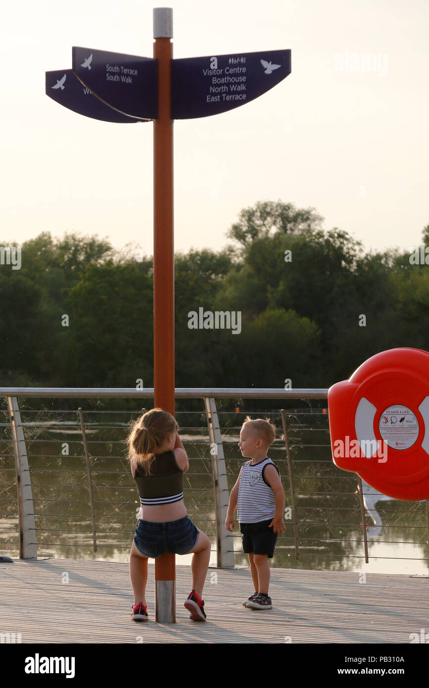 I bambini giocare in sicurezza in prossimità di acqua con supervisione Foto Stock