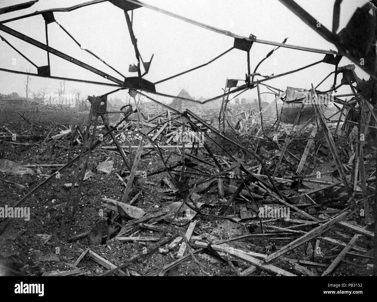 Foto ufficiale scattata sul fronte occidentale britannico che mostra il paesaggio colpito da bombe e colpi di arma da fuoco Foto Stock