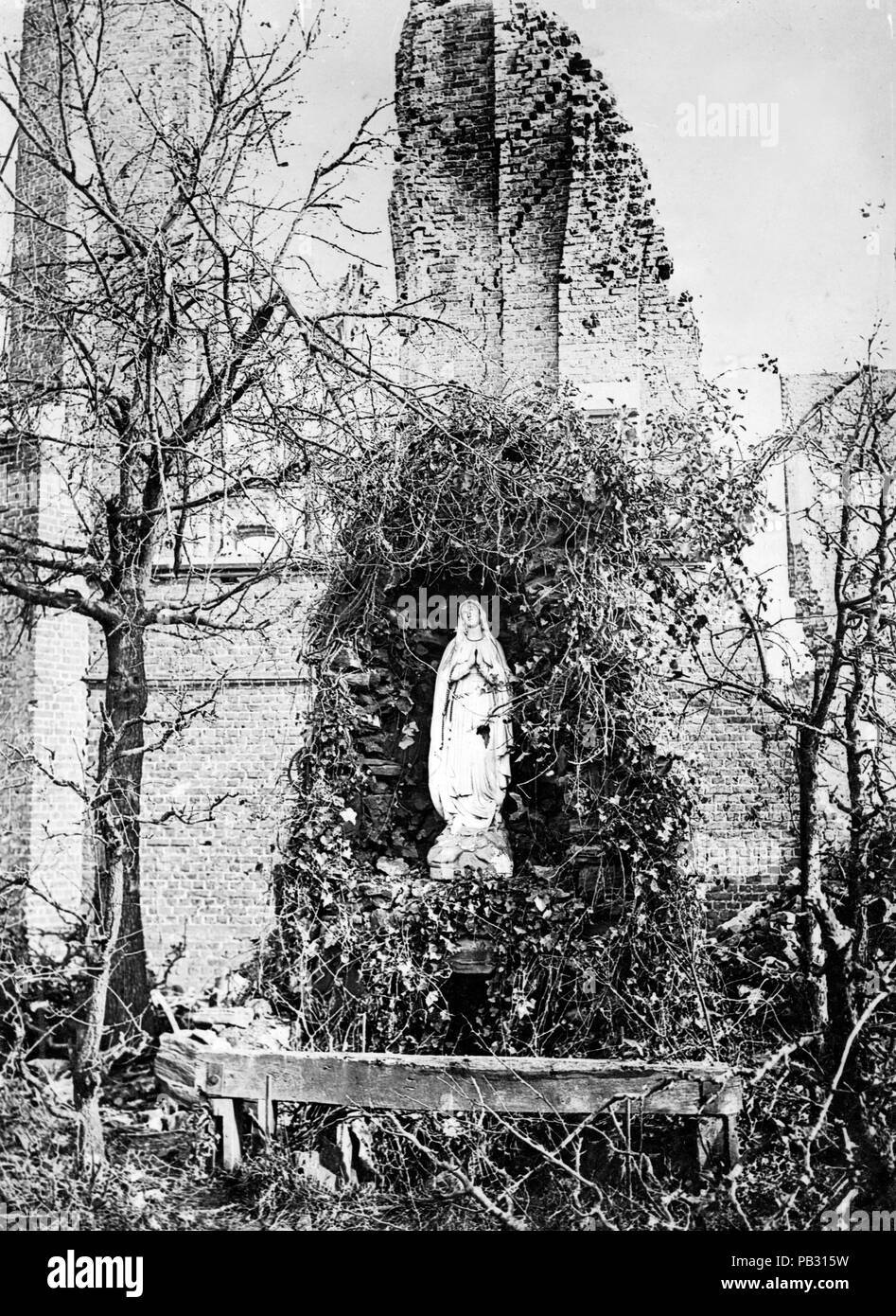 Foto ufficiale scattata sul fronte occidentale britannico che mostra una figura religiosa proveniente da un giardino della chiesa, forse Madonna o Maria Foto Stock