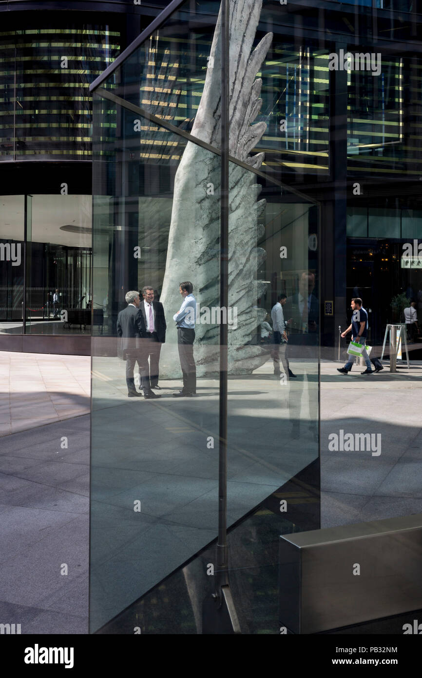 I londinesi a piedi passato la scultura intitolata città ala su Threadneedle Street nella città di Londra, capitale del distretto finanziario, il 25 luglio 2018, a Londra, in Inghilterra. Città ala è dall'artista Christopher Le Brun. La decina di metri di altezza scultura in bronzo è dal presidente della Royal Academy of Arts, Christopher Le Brun, commissionato da Hammerson nel 2009. Esso è chiamato 'l'ala della città " ed è stato gettato da Morris cantante arte Fondatori, ripetutamente la più antica arte fonderia in tutto il mondo. Foto Stock