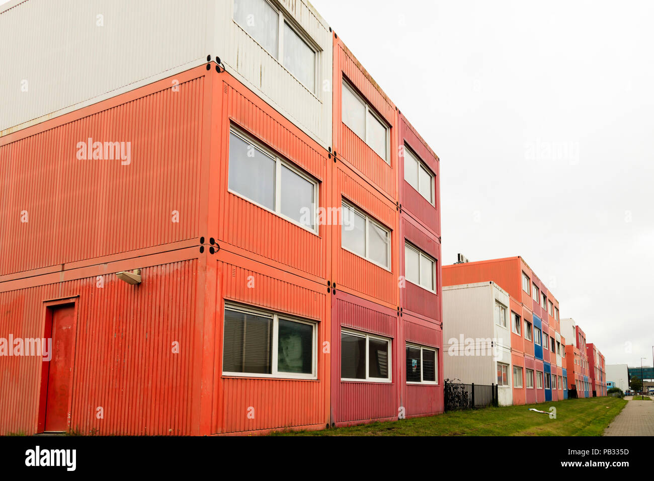 I contenitori di spedizione riutilizzati come case su MS. Oslofjordweg, NDSM Werf, Amsterdam, Paesi Bassi Foto Stock