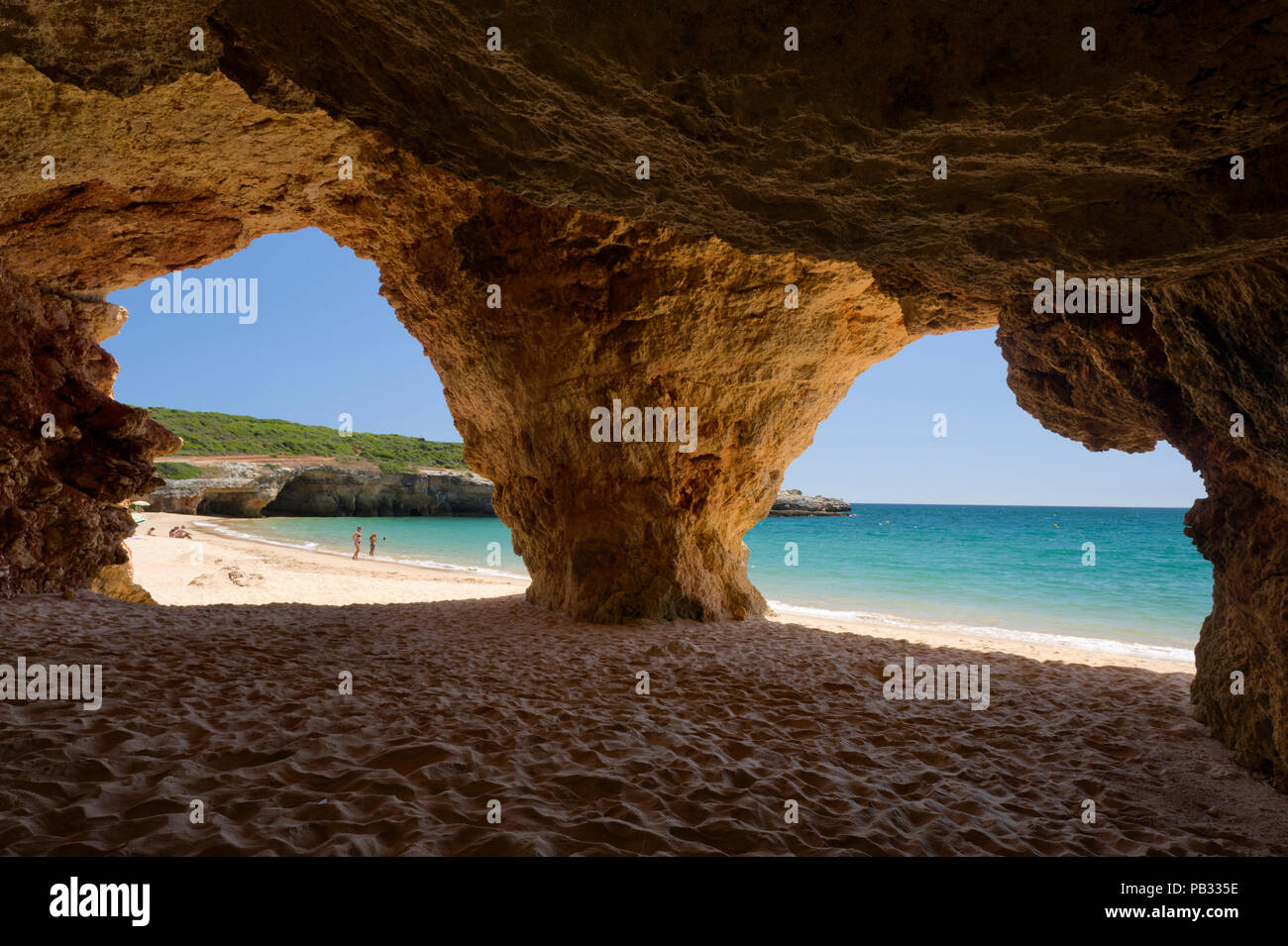 Il Portogallo, Algarve, grotte a Pintadinho beach, a Portimao Foto Stock