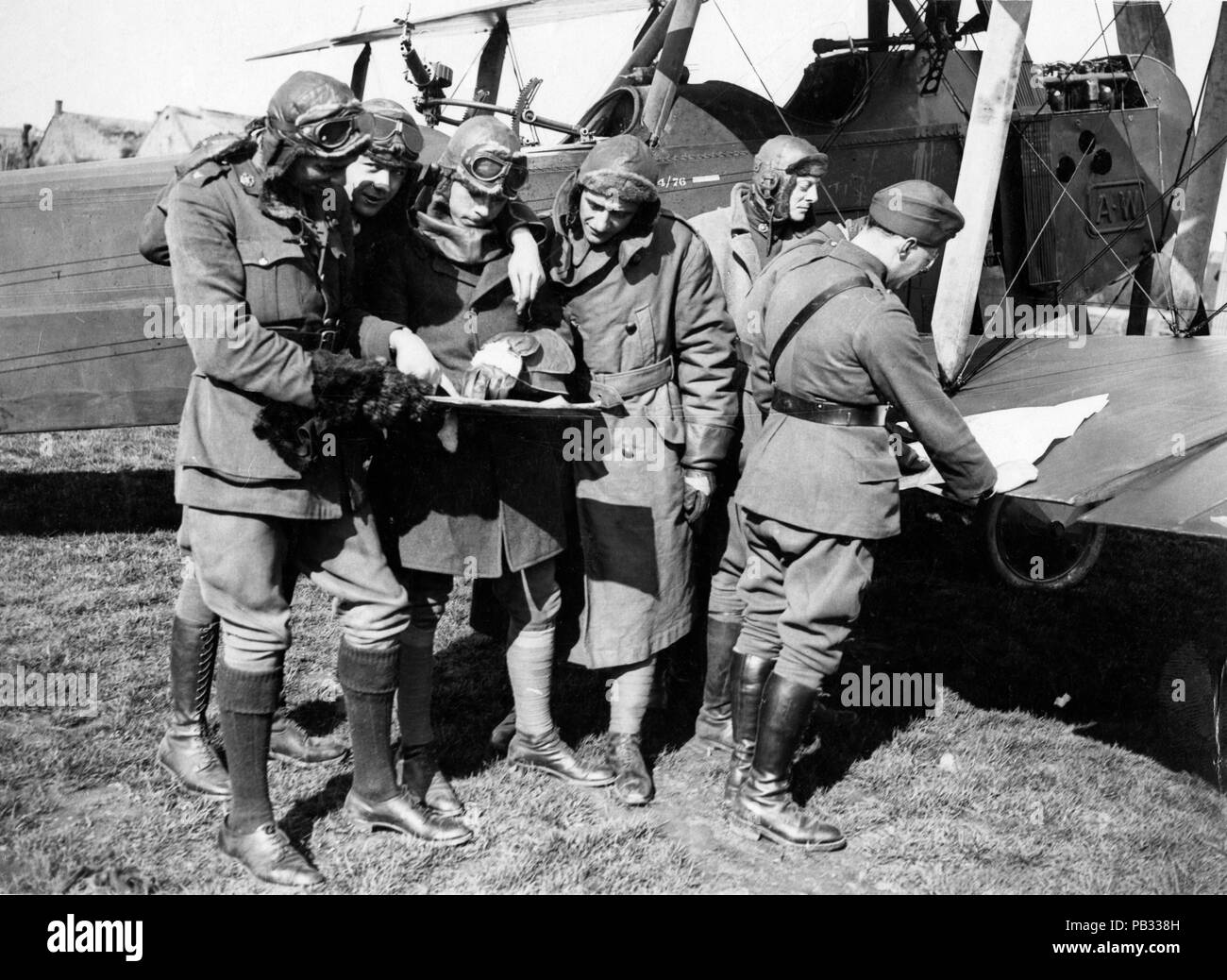 Foto ufficiale scattata sul fronte occidentale britannico che mostra un gruppo di piloti della RAF che osservano la mappa Foto Stock