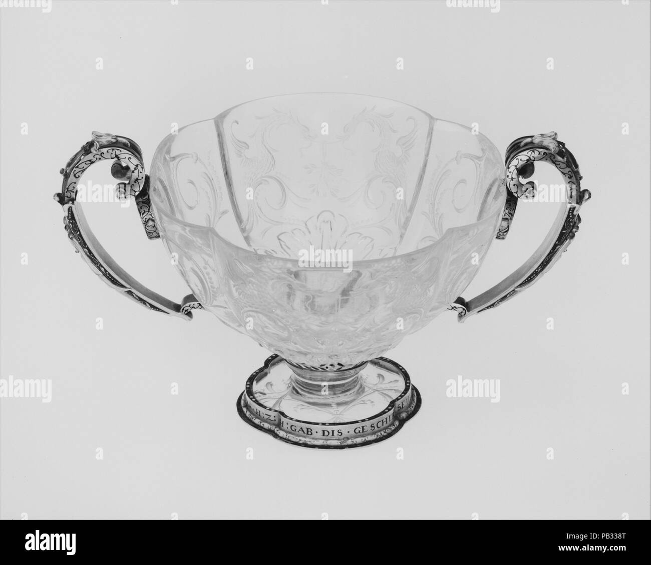 Due trattati cup. Cultura: boemo, Praga. Dimensioni: 4 1/2 x 5 3/4 in. (11,4 × 14,6 cm). Maker: Workshop del Miseroni. Data: metà del XVII secolo. Il tipo di cartigli e stilizzata, quasi araldici, uccelli, come pure il motivo del fogliame in rilievo sulla parte inferiore della coppa sono elementi tipici dei cristalli prodotti da Dyonysio Miseroni (1600-1661) o in connessione con lui. RIT MEISTER (nell'iscrizione) significava un comandante delle truppe in questo momento. Museo: Metropolitan Museum of Art di New York, Stati Uniti d'America. Foto Stock