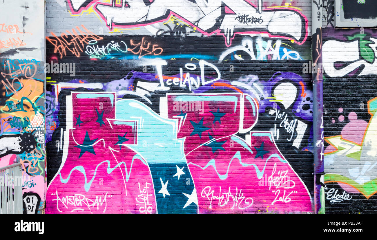 Coperto di graffiti a muro sul molo NDSM, Amdock, Amsterdam, Paesi Bassi Foto Stock