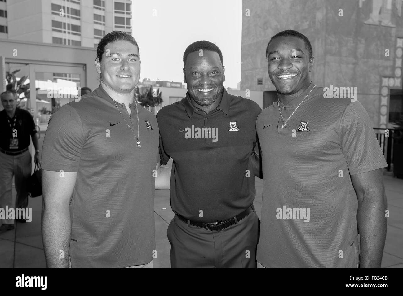 Arizona Wildcats Kevin Sumlin (HC), Colin Schooler (LB), Khalil Tate (QB) durante il PAC-12 Football Media Day 2018. Vivere a Ray Dolby sala da ballo a Hollywood e Highland Entertainment Center a Los Angeles, Ca. Il 25 luglio 2018 (foto di Jevone Moore/Full Image 360) Foto Stock