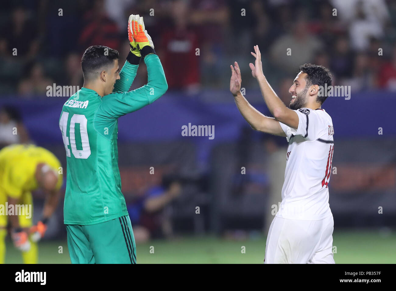 Luglio 25, 2018: Milano centrocampista Hakan Calhanoglu (10) e il Manchester United portieri Joel Pereira (40) Scambio cordiale alta cinque dopo i punteggi Calhanoglu un calcio di rigore passato Pereira nel gioco tra il Milan e il Manchester United, International Champions Cup, Centro StubHub, Carson, CA. Stati Uniti d'America. Fotografo: Pietro Joneleit Foto Stock