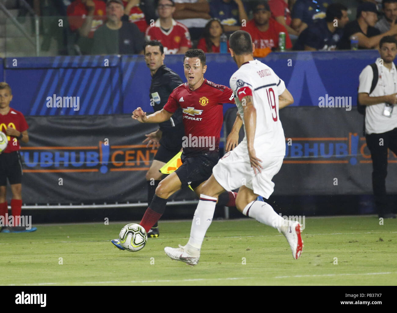 Los Angeles, California, USA. Xxv Luglio, 2018. Il Manchester United centrocampista Ander Herrera (21) il sistema VIES CON AC Milan il difensore Leonardo Bonucci (19) durante la International Champions Cup match sulla luglio 25, 2018 a Carson, California. Il Manchester United ha vinto 9-8 in una pena shootout. Credito: Ringo Chiu/ZUMA filo/Alamy Live News Foto Stock