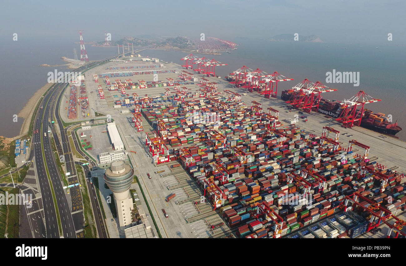 (180726) -- Shanghai, luglio 26, 2018 (Xinhua) -- Foto aeree prese sulla luglio 25, 2018 mostra una fase IV di Yangshan Acque profonde porto, un contenitore automatizzato terminale, nell est della Cina di Shanghai. Costruito sulla maggiore e minore Yangshan isole a sud di Shanghai, il Yangshan Acque profonde Porto ha beneficiato la città del commercio marittimo in quanto il suo funzionamento. Il porto di Shanghai attualmente contenitore mantiene relazioni commerciali con oltre 500 porti nel mondo. Nel 2017, il TEU (twenty-foot contenitore unità equivalente) il throughput del porto di Shanghai ha raggiunto un record di 4,02 milioni di euro, in crescita 8,3 per cento Foto Stock