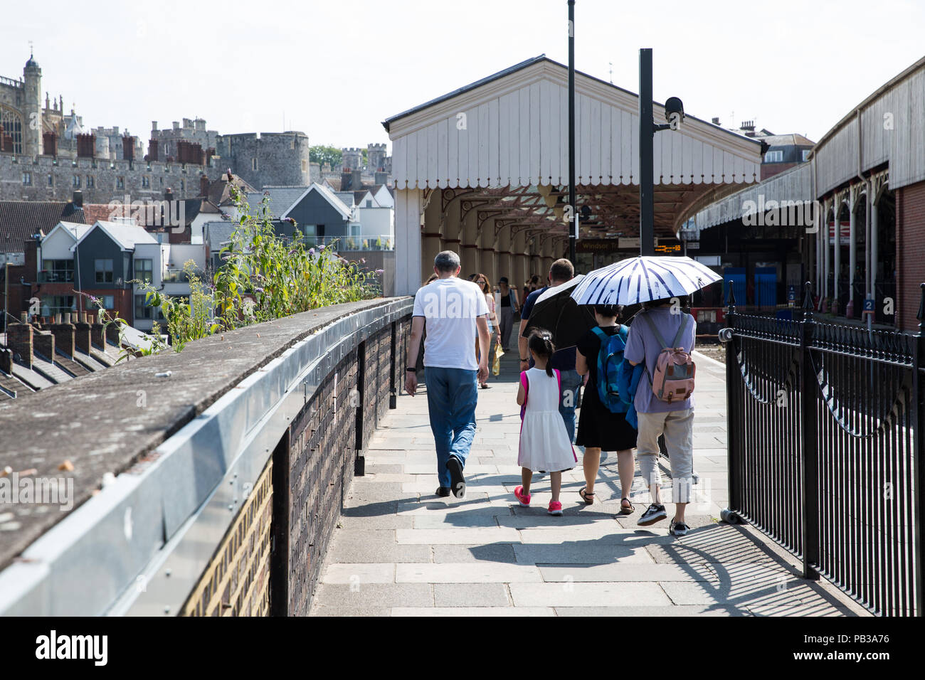 Windsor, Regno Unito. 26 Luglio, 2018. I passeggeri arrivino a Windsor e Eton stazione ferroviaria centrale. Skanska e Windsor ferroviario di collegamento sono tenuti a presentare i piani per un nuovo collegamento ferroviario che richiedono un tunnel tra gli attuali Windsor e Eton Central e Windsor e Eton Riverside stazioni per unirsi a Slough con Waterloo, così come un link per raggiungere l' aeroporto di Heathrow a sud. Credito: Mark Kerrison/Alamy Live News Foto Stock