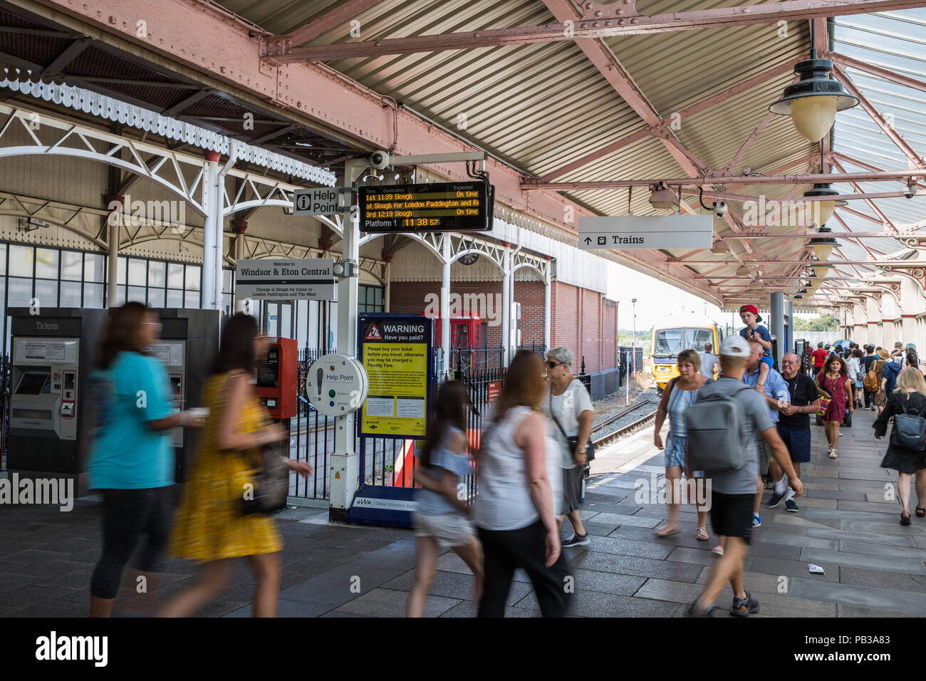 Windsor, Regno Unito. 26 Luglio, 2018. I passeggeri arrivino a Windsor e Eton stazione ferroviaria centrale. Skanska e Windsor ferroviario di collegamento sono tenuti a presentare i piani per un nuovo collegamento ferroviario che richiedono un tunnel tra gli attuali Windsor e Eton Central e Windsor e Eton Riverside stazioni per unirsi a Slough con Waterloo, così come un link per raggiungere l' aeroporto di Heathrow a sud. Credito: Mark Kerrison/Alamy Live News Foto Stock