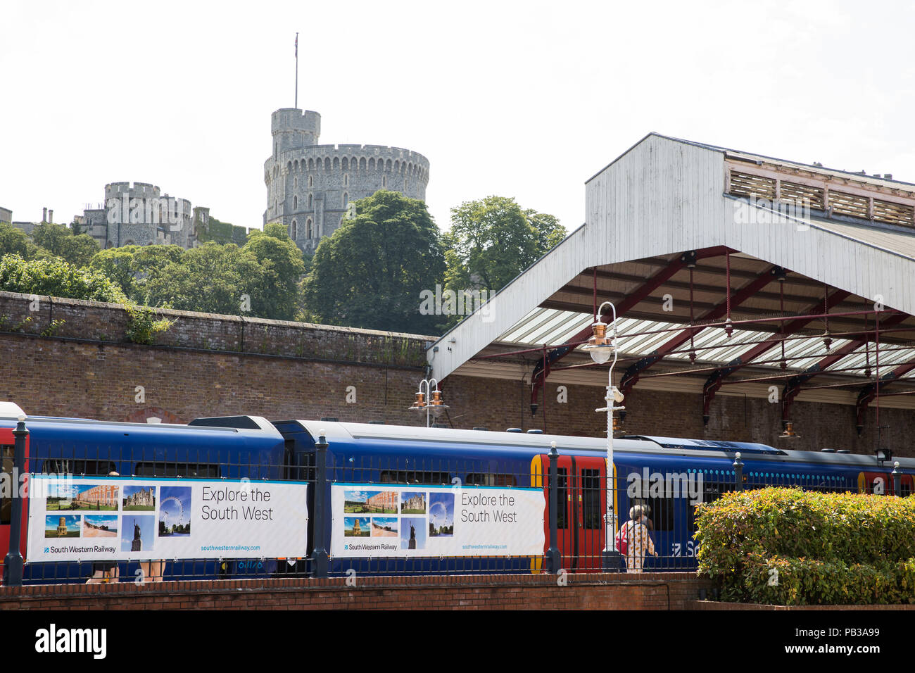 Windsor, Regno Unito. 26 Luglio, 2018. I passeggeri arrivino a Windsor e Eton Riverside rail station. Skanska e Windsor ferroviario di collegamento sono tenuti a presentare i piani per un nuovo collegamento ferroviario che richiedono un tunnel tra gli attuali Windsor e Eton Central e Windsor e Eton Riverside stazioni per unirsi a Slough con Waterloo, così come un link per raggiungere l' aeroporto di Heathrow a sud. Credito: Mark Kerrison/Alamy Live News Foto Stock