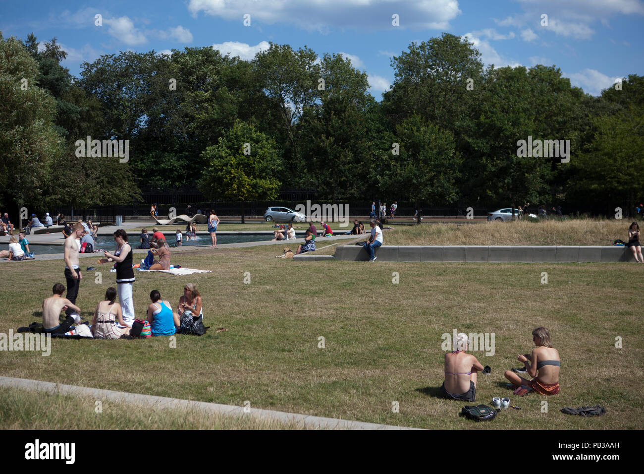 Edimburgo, Scozia. Regno Unito. 26 luglio. I membri del pubblico godetevi il sole nella capitale della Scozia come aumento di temperatura quasi trenta gradi.. Pak@ Mera/Alamy Live News. Foto Stock