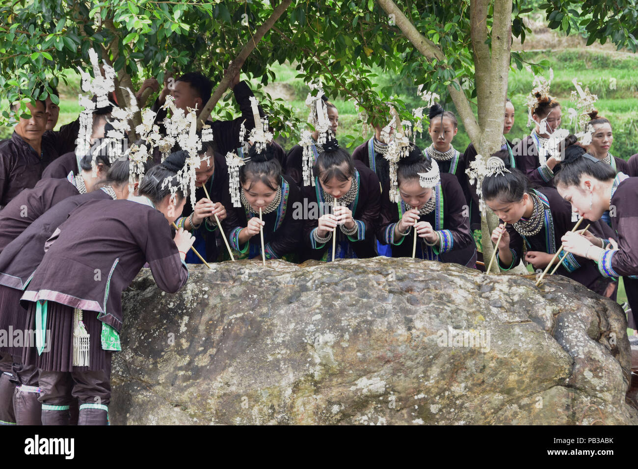 Congjiang, guizhou, Cina, 26 luglio 2018. L annuale primigenie diving festival si svolge nel zhuang nazionalità township di ganbian, dove il misterioso "mille tazze di pietra" sacrificio è tenuto, il tavolo lungo banchetto con caratteristiche uniche di zhuang nazionalità è sperimentato, il diving blind date di primitiva ecologia e la scheda tre boat race sono tenuti.Credit:Costfoto/Alamy Live News Foto Stock