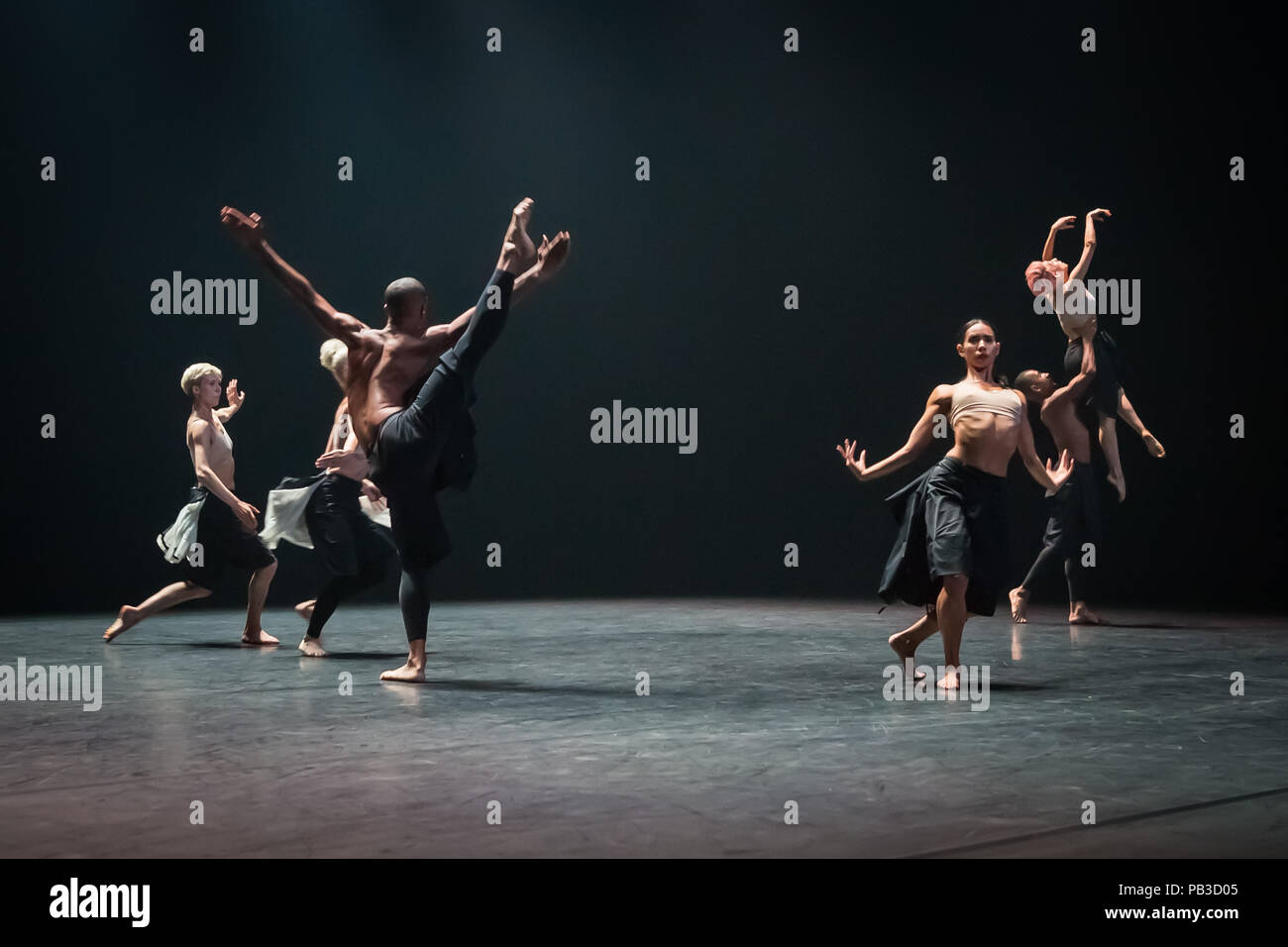 Londra, Regno Unito. Il 26 luglio 2018. 'Autobiografia" danza contemporanea delle prestazioni mediante società Wayne McGregor ritorna a: Sadler's Wells Theatre. McGregor's coreografia presenta e meditazione astratta su aspetti di sé, la vita, la scrittura e la ricordata passati e futuri speculativa. Credito: Guy Corbishley/Alamy Live News Foto Stock
