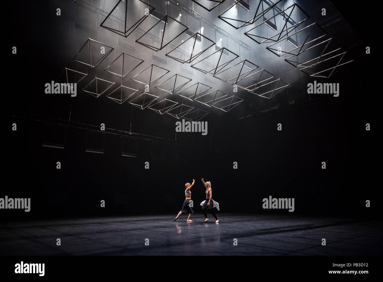 Londra, Regno Unito. Il 26 luglio 2018. 'Autobiografia" danza contemporanea delle prestazioni mediante società Wayne McGregor ritorna a: Sadler's Wells Theatre. McGregor's coreografia presenta e meditazione astratta su aspetti di sé, la vita, la scrittura e la ricordata passati e futuri speculativa. Credito: Guy Corbishley/Alamy Live News Foto Stock