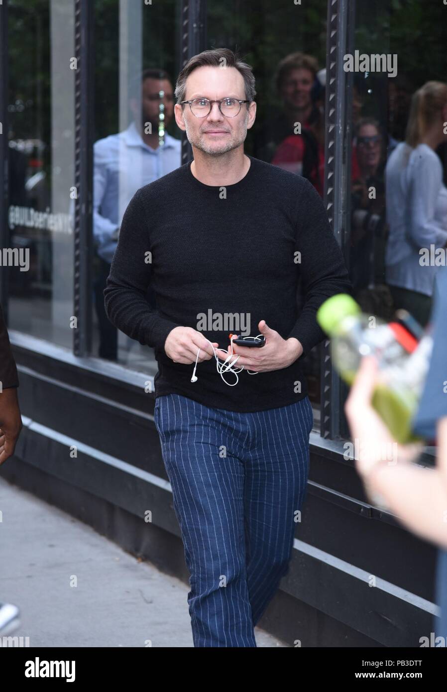 New York, NY, STATI UNITI D'AMERICA. 26 Luglio, 2018. Christian Slater, visto a costruire serie per promuovere la moglie fuori e circa per celebrità Candids - gio, New York, NY Luglio 26, 2018. Credito: Derek Storm/Everett raccolta/Alamy Live News Foto Stock